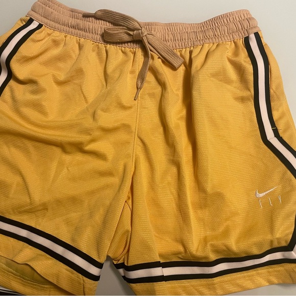 NWT Nike Women's Fly Crossover Basketball Shorts - Picture 3 of 4